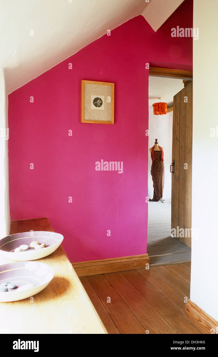 Parquet au sol dans le hall avec des murs rose fuchsia et porte ouverte à  la chambre à coucher Photo Stock - Alamy
