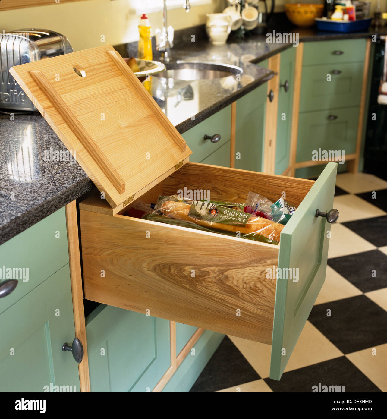 Tiroir de rangement pain avec couvercle ouvert dans le vert pâle à la main  dans des armoires de cuisine de campagne Photo Stock - Alamy