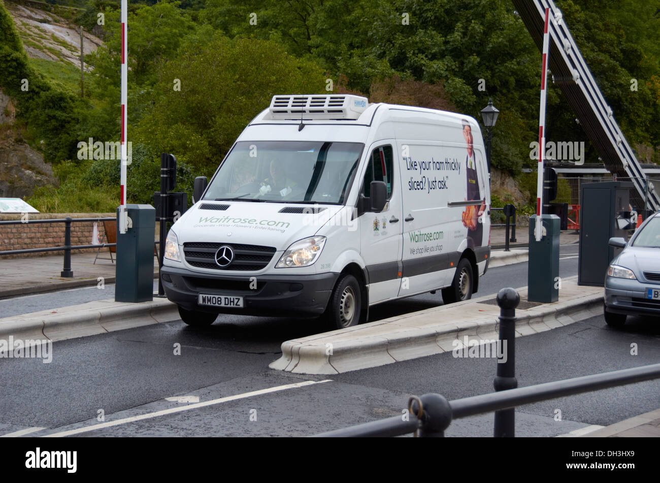 Livraison supermarché Waitrose van sur pont suspendu de Clifton à Bristol, Angleterre Banque D'Images