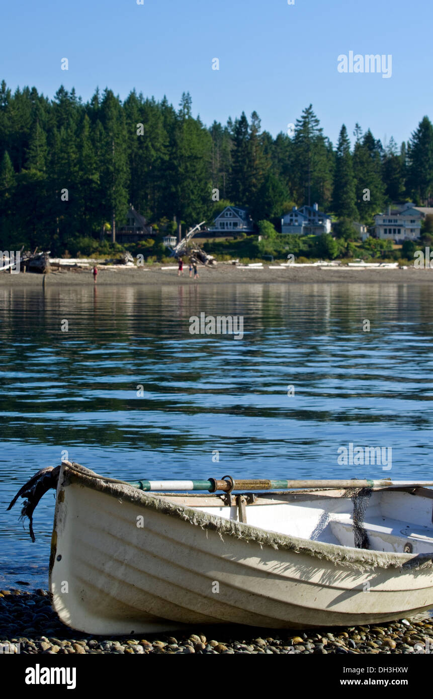 Dory canot sur plage rocheuse de Puget Sound, Washington Banque D'Images