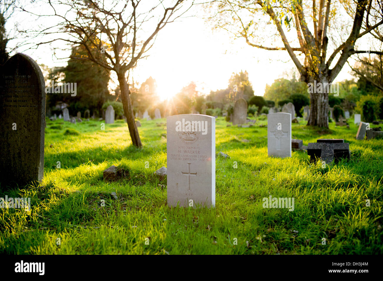 Le soleil se couche sur la 1ère guerre mondiale tombes dans Southamptons Hill Lane vieux cimetière Banque D'Images