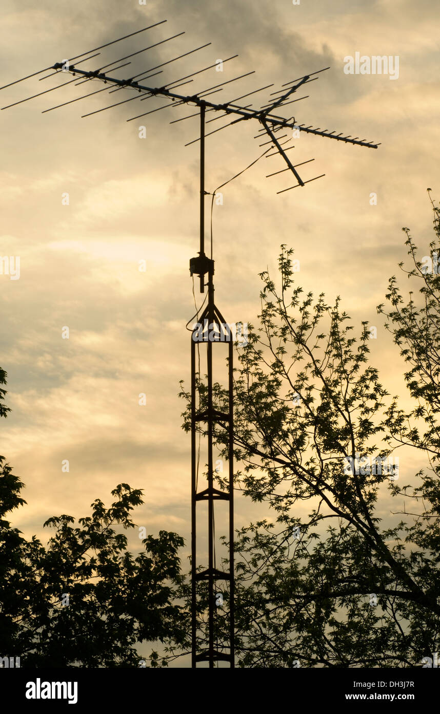 La télévision, la radio antenne dans un ciel de coucher du soleil. Banque D'Images