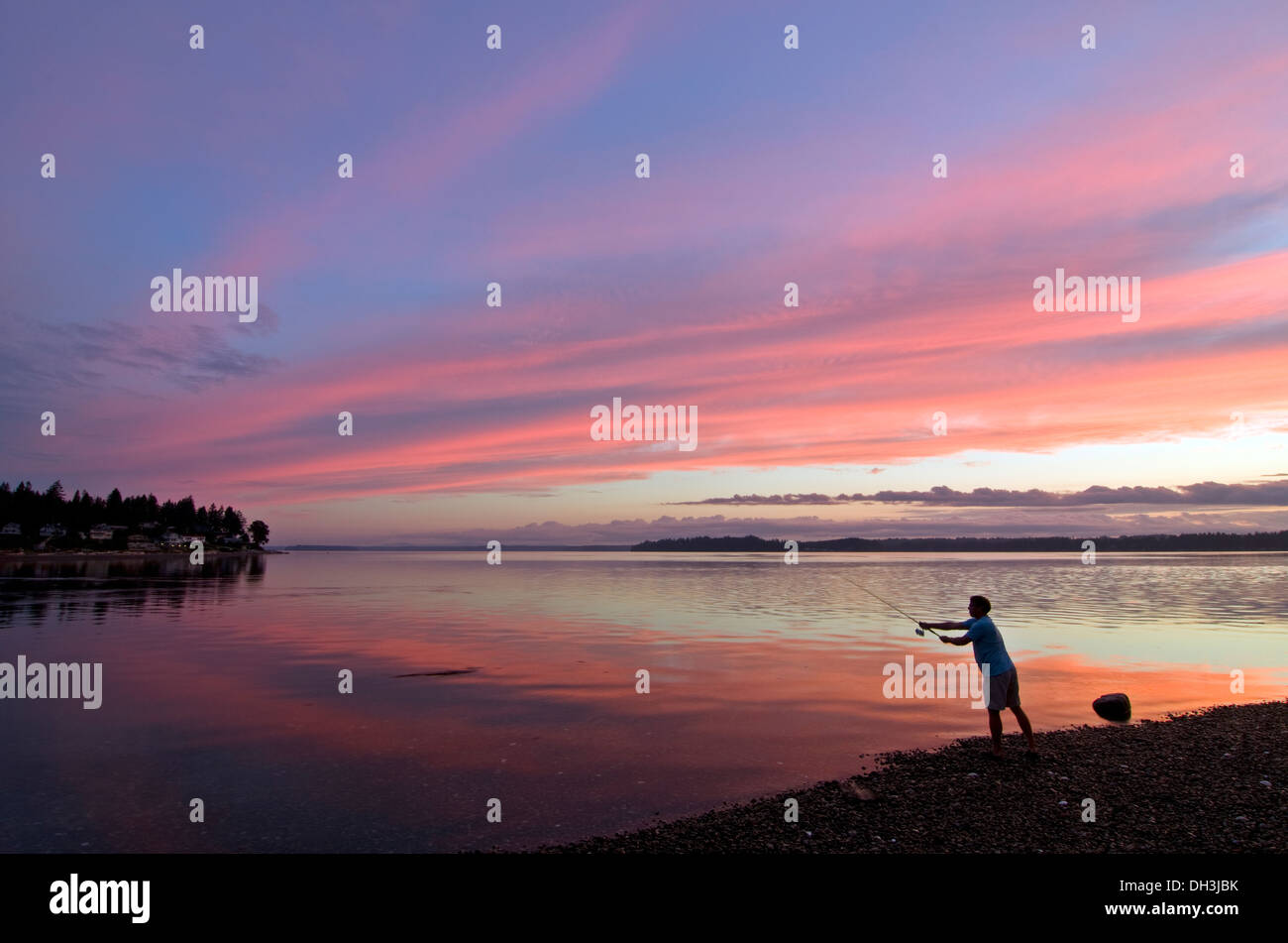 Pêche pêcheur au coucher du soleil dans le Puget Sound Washington Banque D'Images