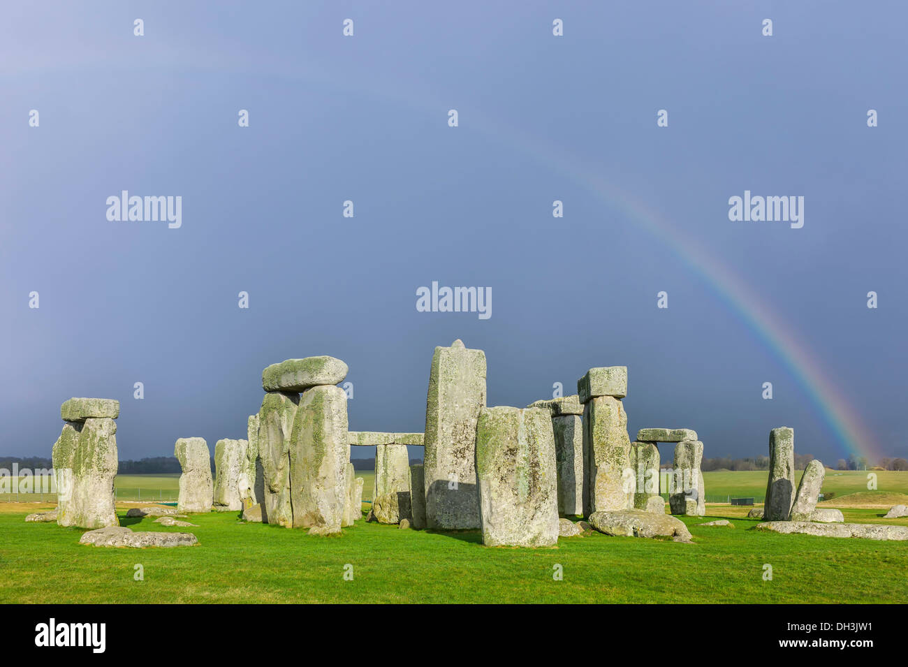 Stonehenge, monument préhistorique, lors d'une froide journée d'hiver d'une couverture couverture nuageuse, mais avec un arc-en-ciel d'espoir comme toile de fond. Banque D'Images