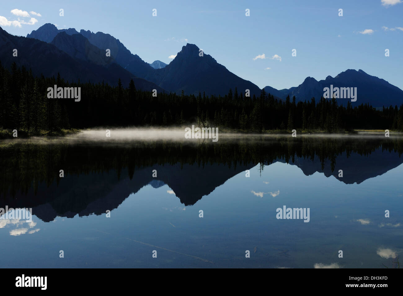 Contreforts des Rocheuses reflété dans un lac, à Kananaski Country, Alberta, Canada, Kananaskis Country, Canmore Banque D'Images