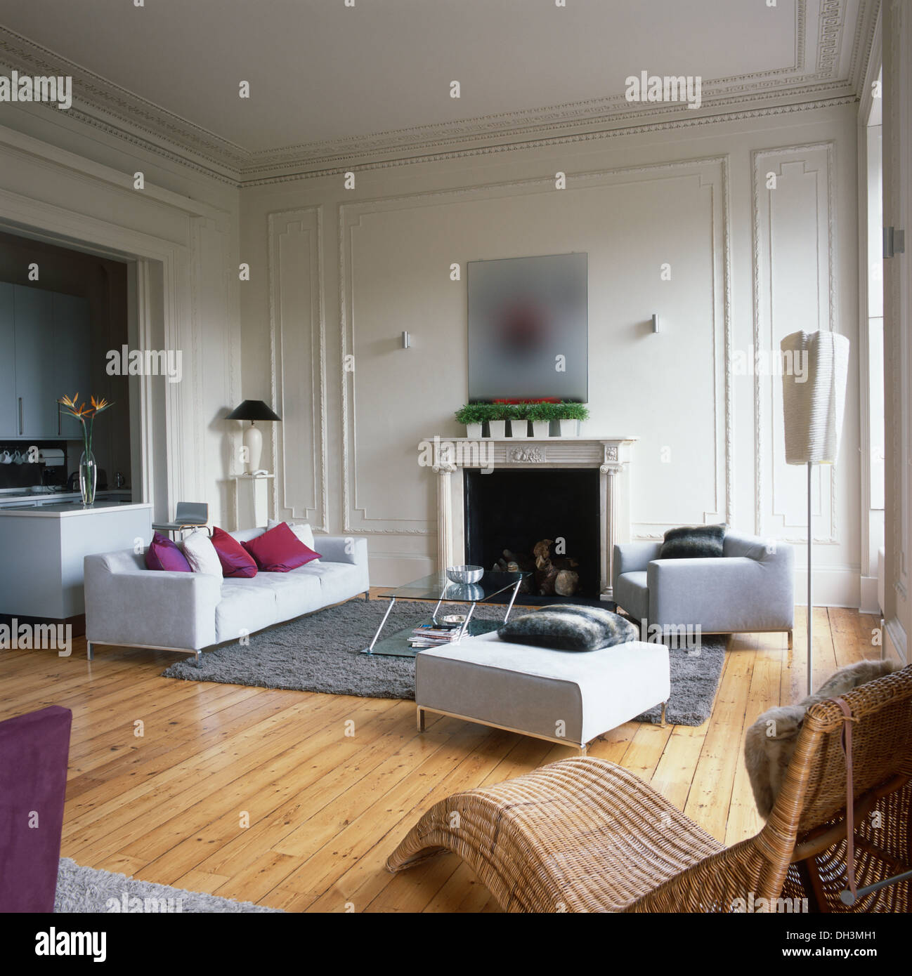 Chaise longue en rotin blanc en boiseries salon avec canapé et fauteuil  moderne blanc et gris tapis sur un plancher en bois Photo Stock - Alamy