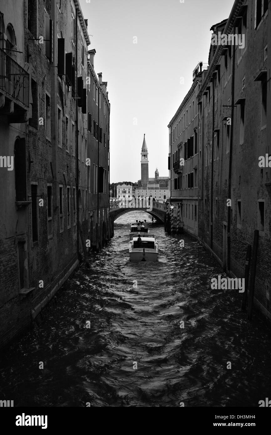 Un canal à Venise, UNESCO World Heritage Site, image noir et blanc, Venise, Vénétie, Italie, Europe Banque D'Images