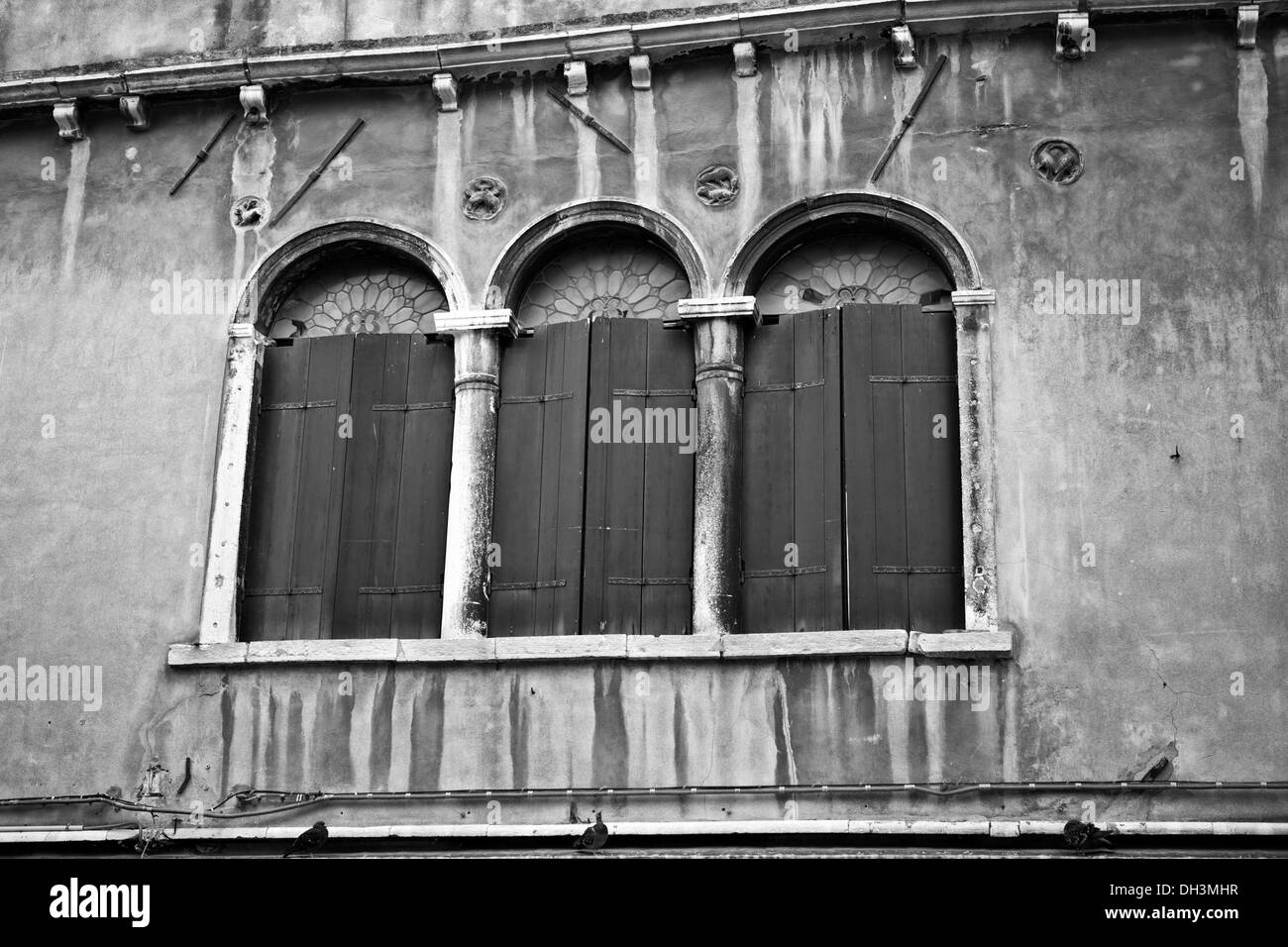 Une façade à Venise, UNESCO World Heritage Site, image noir et blanc, Venise, Vénétie, Italie, Europe Banque D'Images