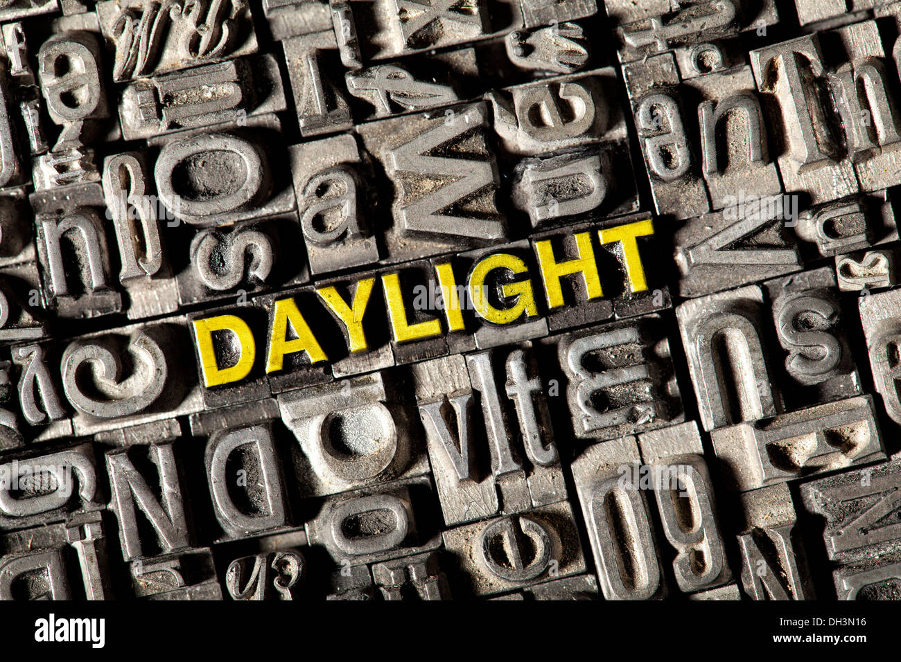 Plomb ancien lettres formant le mot 'daylight' Banque D'Images