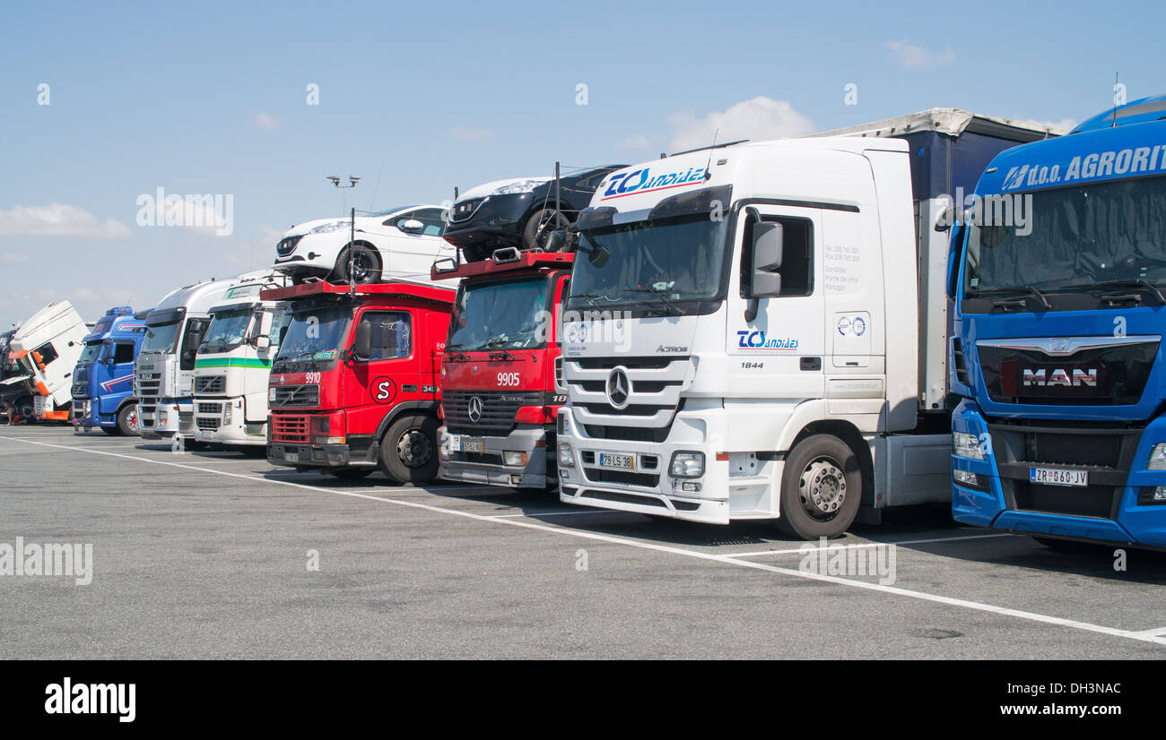 Camions lourds Banque de photographies et d’images à haute résolution ...