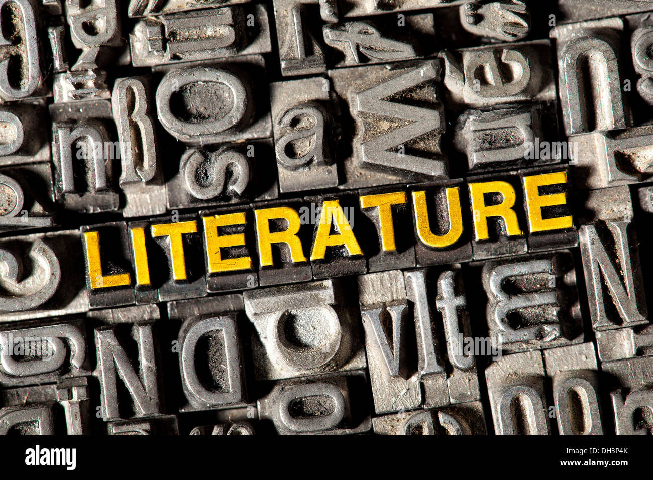 Plomb ancien lettres formant le mot 'littérature' Banque D'Images