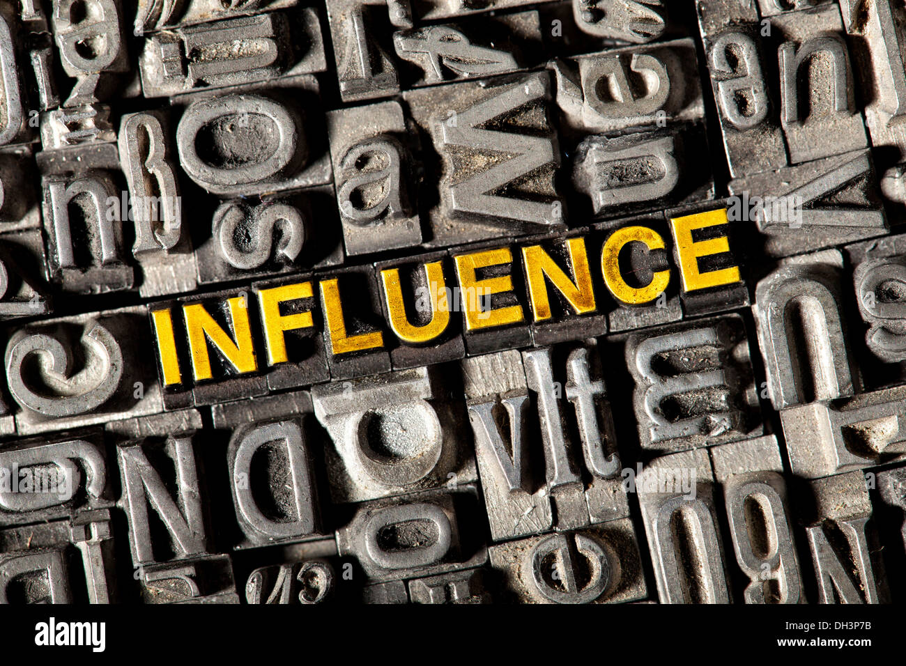 Plomb ancien lettres formant le mot "influence" Banque D'Images