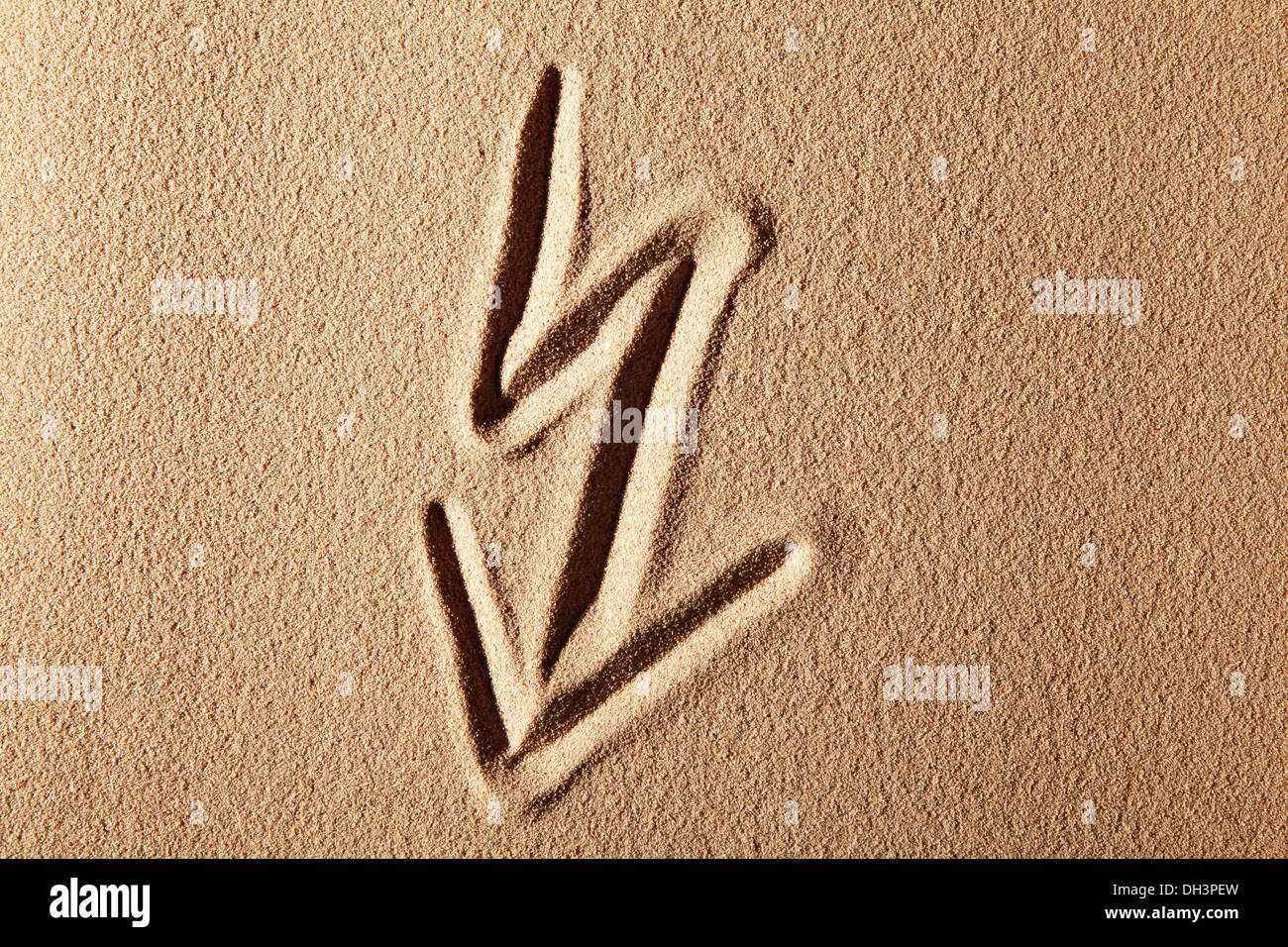 Éclair, symbole de la puissance, dessiné dans le sable Banque D'Images
