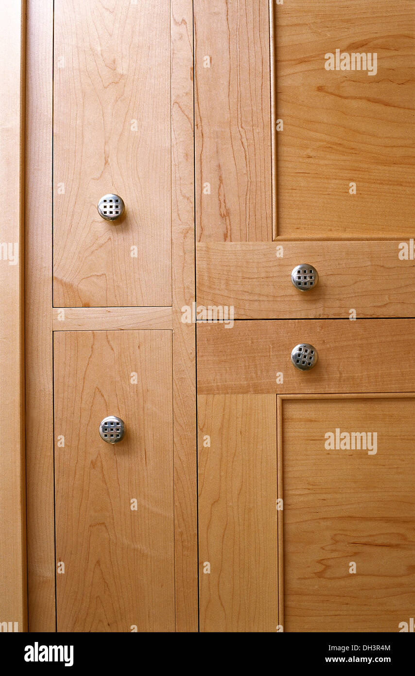 Close-up de bois clair armoire avec poignées en acier brossé Banque D'Images