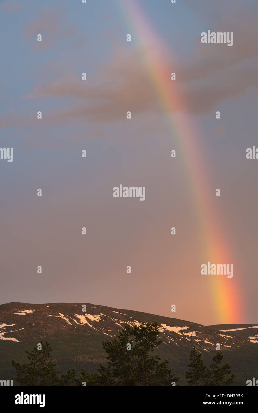 Rainbow au-dessus de la montagne Dundret, Suède Banque D'Images