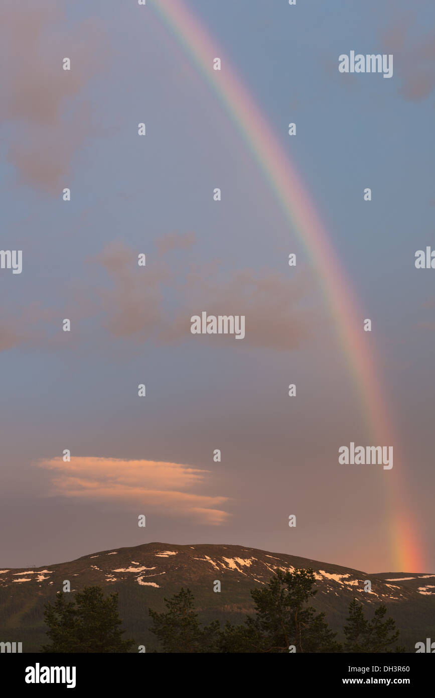 Rainbow au-dessus de la montagne Dundret, Suède Banque D'Images