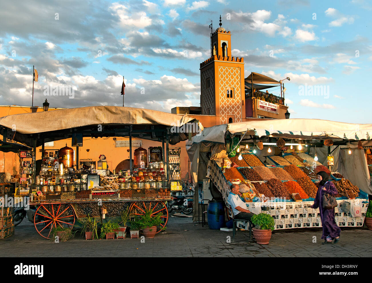 Marché nocturne de produits alimentaires est un Jamaa el Fna square et de la place du marché de la médina de Marrakech (vieille ville) Maroc Banque D'Images