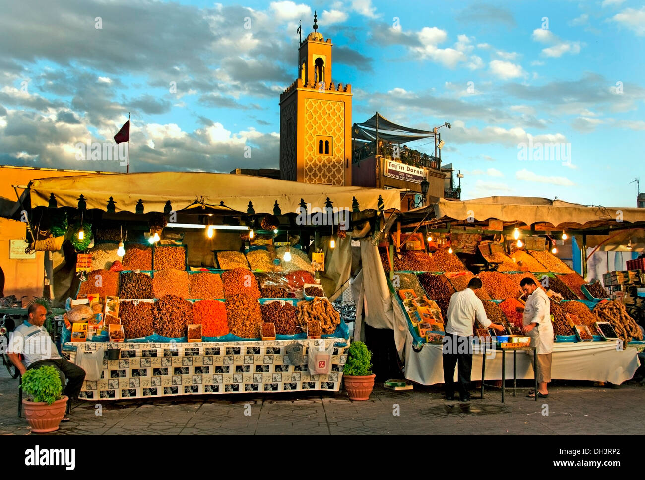 Marché nocturne de produits alimentaires est un Jamaa el Fna square et de la place du marché de la médina de Marrakech (vieille ville) Maroc Banque D'Images