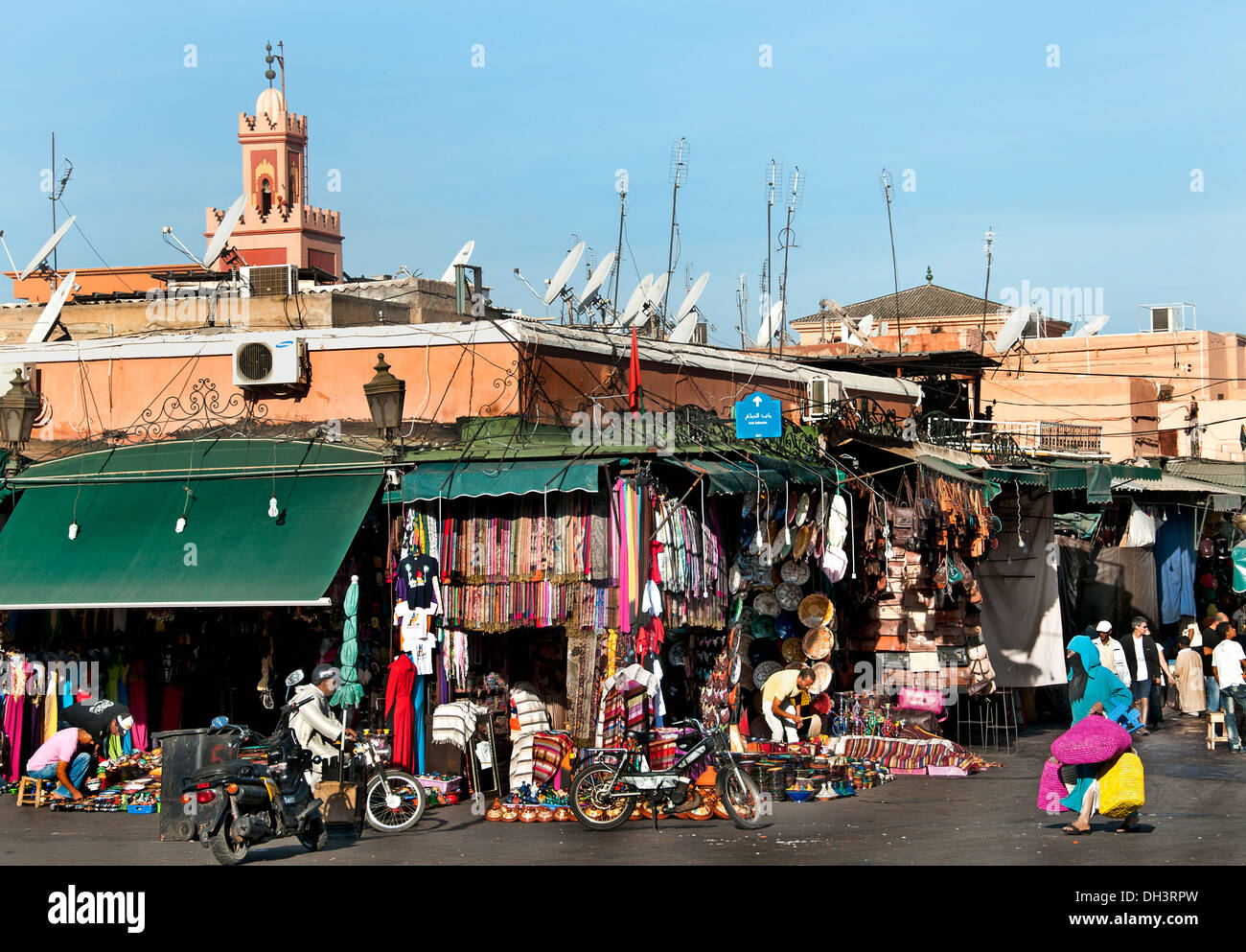 Marché nocturne de produits alimentaires est un Jamaa el Fna square et de la place du marché de la médina de Marrakech (vieille ville) Maroc Banque D'Images