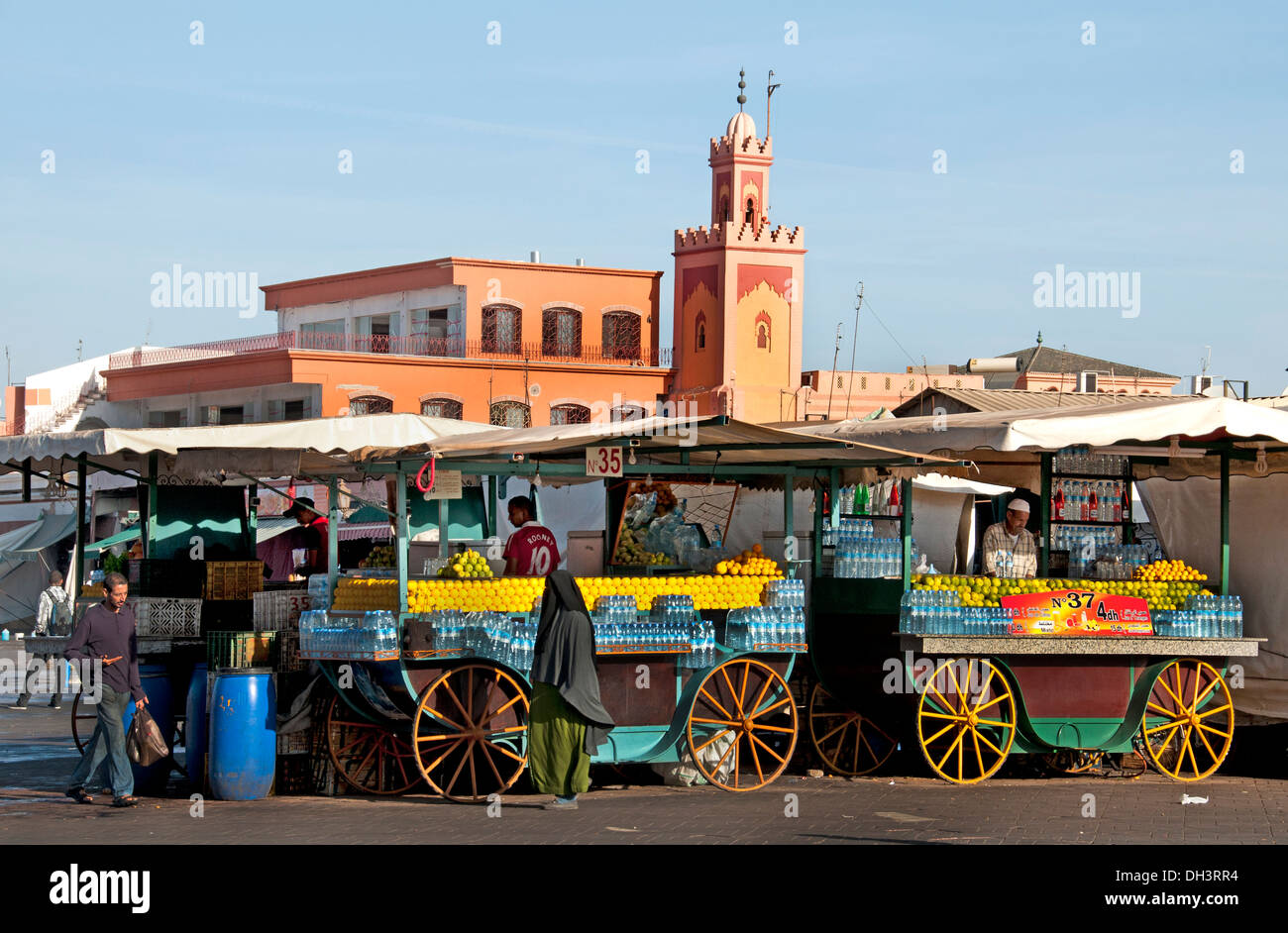 Marché nocturne de produits alimentaires est un Jamaa el Fna square et de la place du marché de la médina de Marrakech (vieille ville) Maroc Banque D'Images