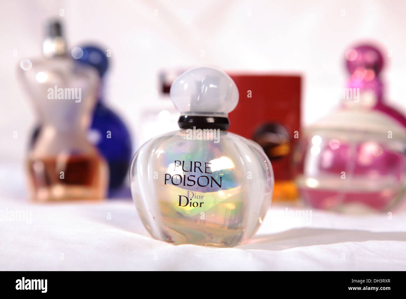 Sélection de flacons de parfum sur fond blanc Banque D'Images