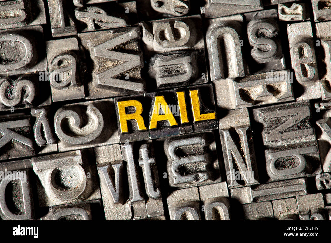 Plomb ancien lettres formant le mot 'RAIL' Banque D'Images