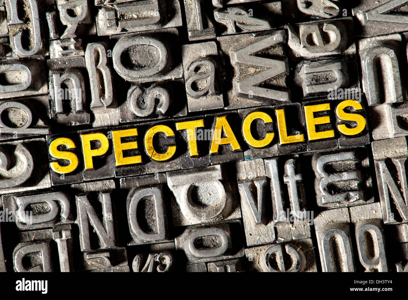 Plomb ancien lettres formant le mot 'SPECTACLES' Banque D'Images