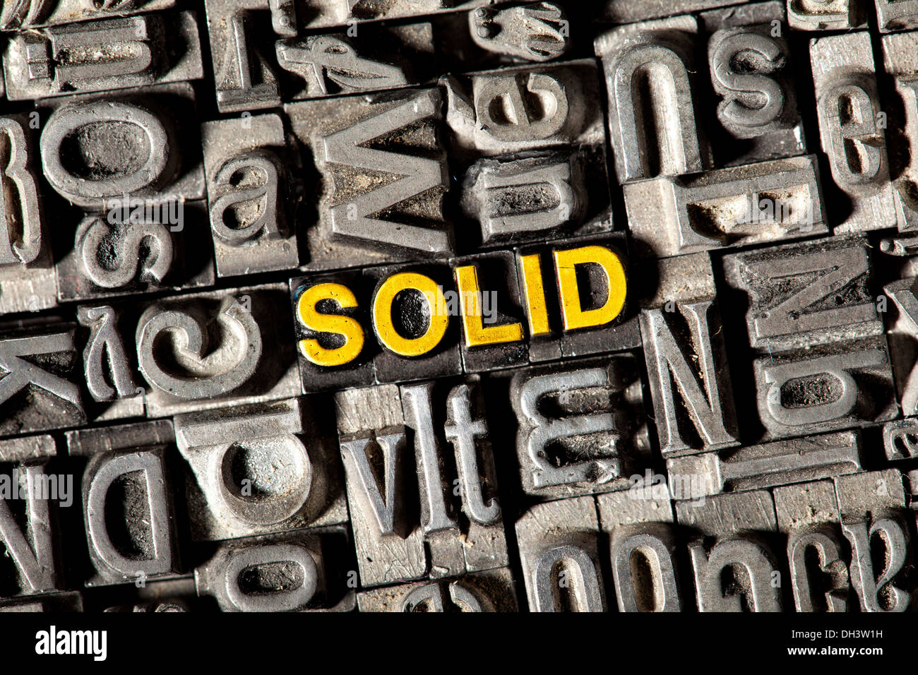 Plomb ancien lettres formant le mot 'SOLID' Banque D'Images