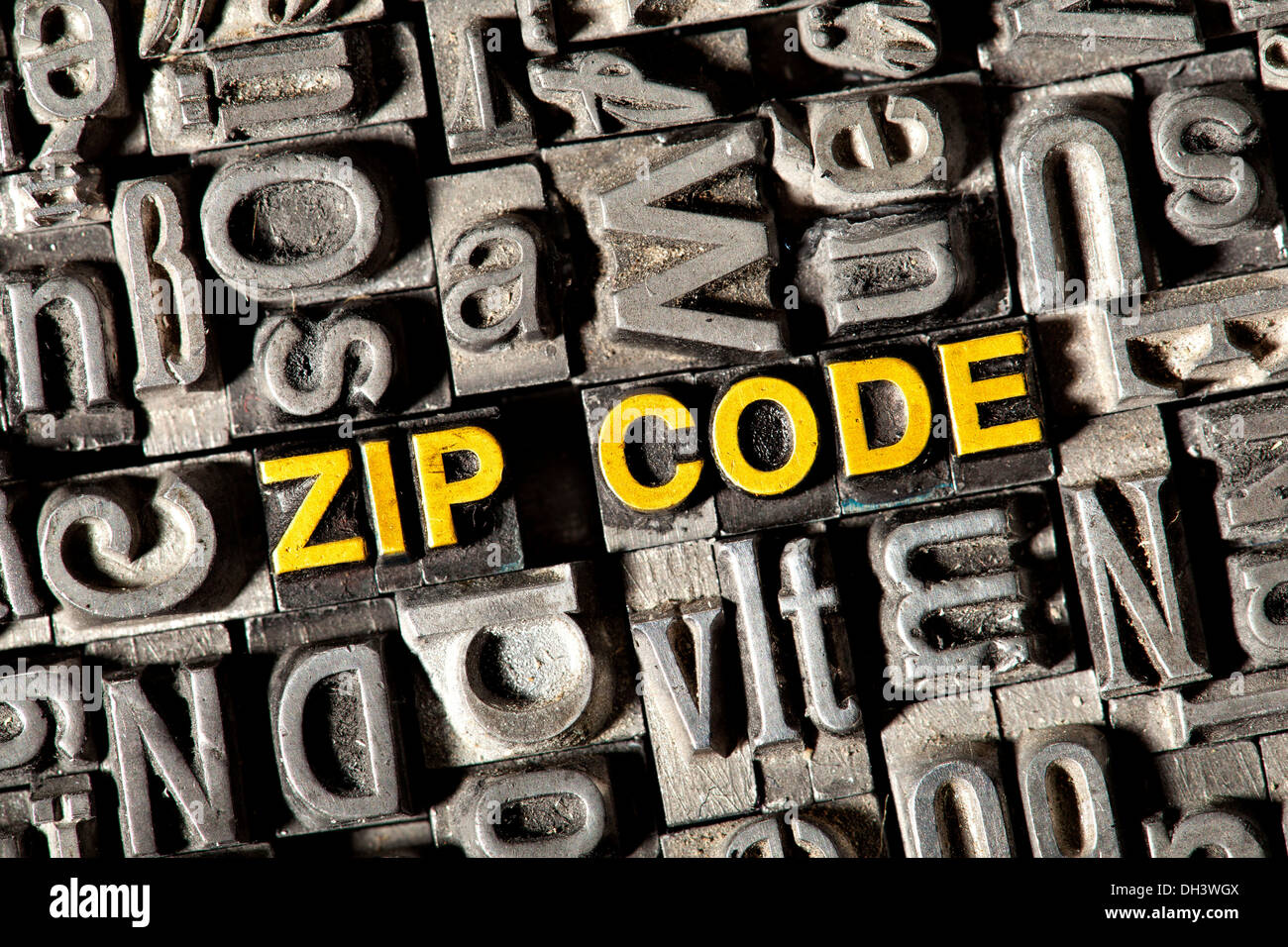 Plomb ancien lettres formant le mot 'code postal' Banque D'Images