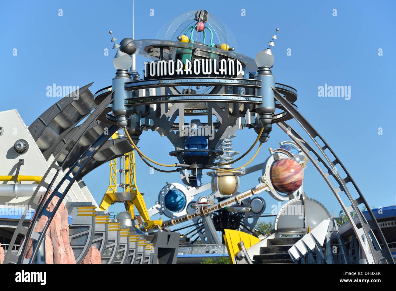 Tomorrowland signe au-dessus de l'entrée de Magic Kingdom, Disney World Resort, Orlando, Floride Banque D'Images