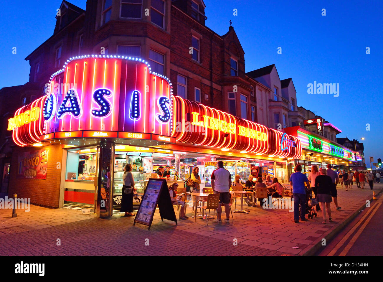 Salle de Bingo Oasis au crépuscule, Grand Parade, Skegness, dans le Lincolnshire, Angleterre, Royaume-Uni Banque D'Images