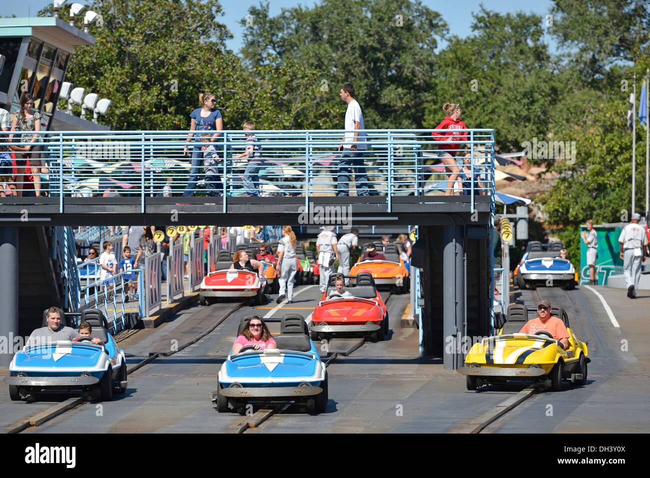 Tomorrowland Speedway, des voitures de course au Magic Kingdom, Disney World, Orlando, Floride Banque D'Images