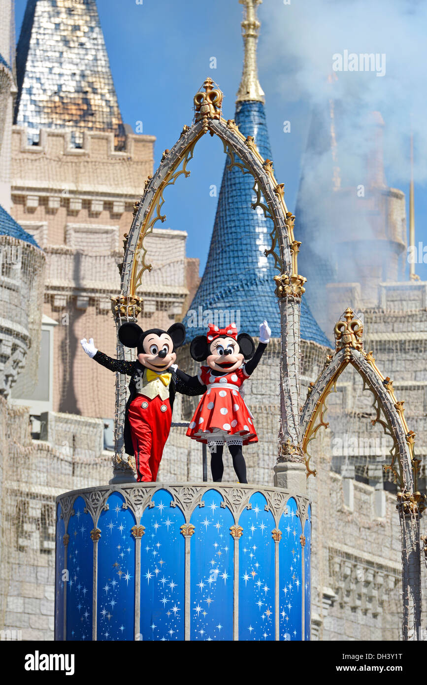 Mickey et Minnie Mouse, Dream le long Show devant le Château de Cendrillon au Magic Kingdom, Disney World, en Floride Banque D'Images