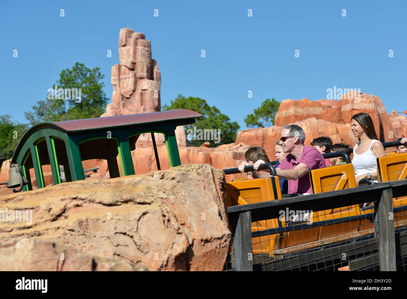 Manèges, montagnes russes, Big Thunder Mountain Railroad à Adventureland dans Magic Kingdom, Disney World, Orlando, Floride Banque D'Images