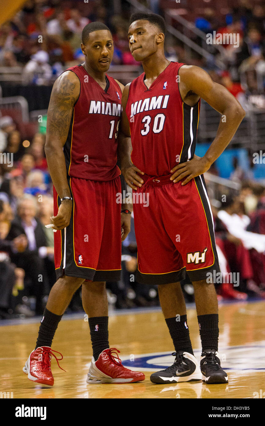 30 octobre 2013 : Miami Heat guard point Mario Chalmers (15) parle avec le point guard Norris Cole (30) au cours de la NBA match entre le Heat de Miami et les Philadelphia 76ers au Wells Fargo Center de Philadelphie, Pennsylvanie. Les 76ers gagner 114-110. Christopher Szagola/Cal Sport Media Banque D'Images