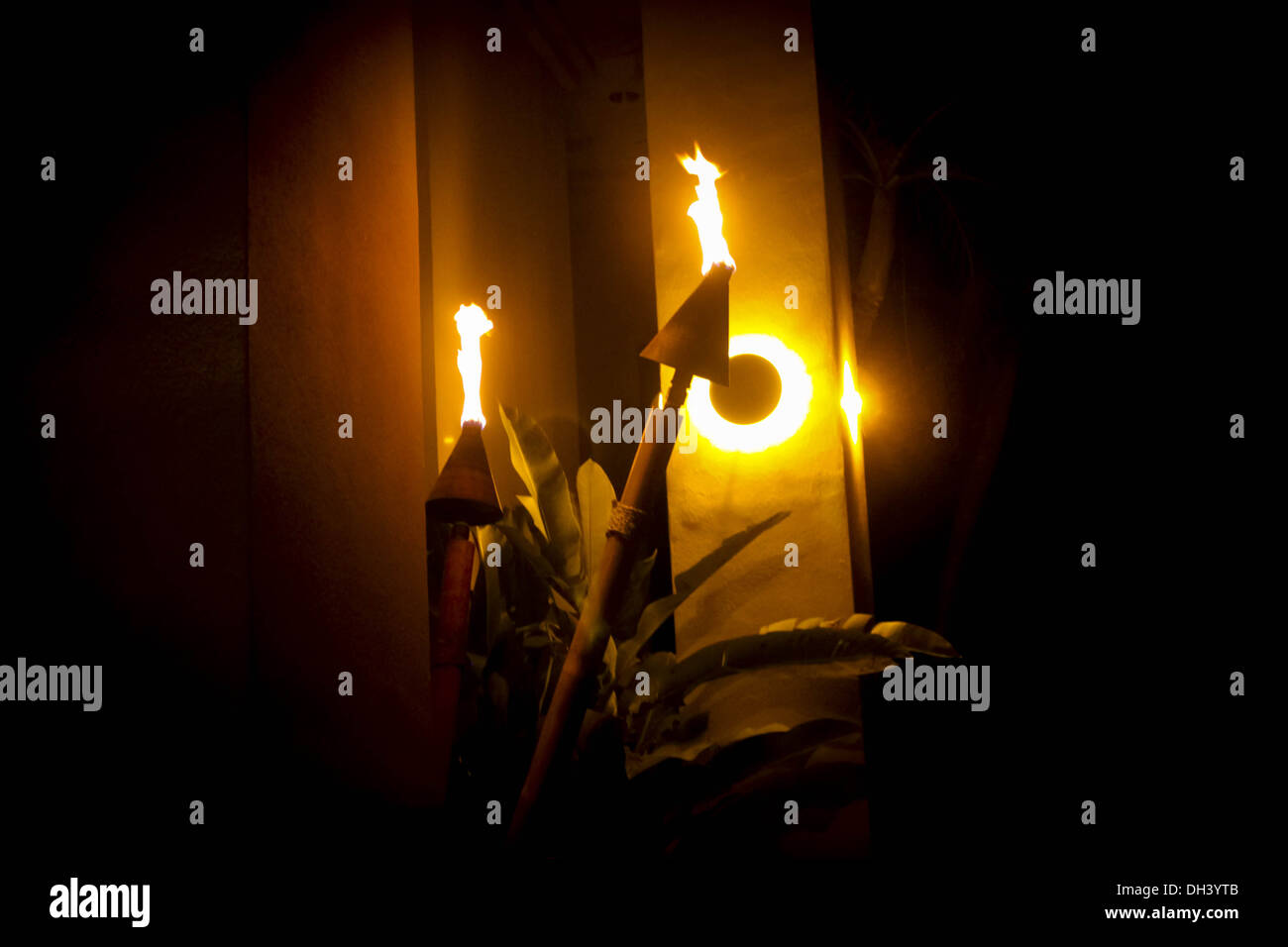 Des torches et des palmiers dans la nuit au large de l'île de Maui Banque D'Images