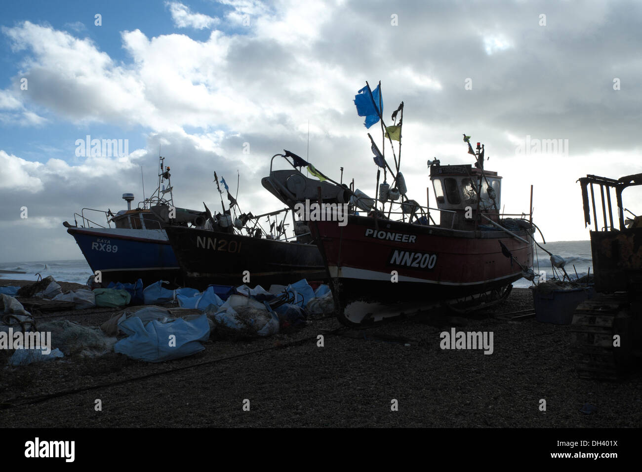 Les nuages de tempête menaçante sur Hastings, bateaux de pêche bien dessiné sur le stade pendant la tempête du St Jude 28 Octobre 2013 Banque D'Images