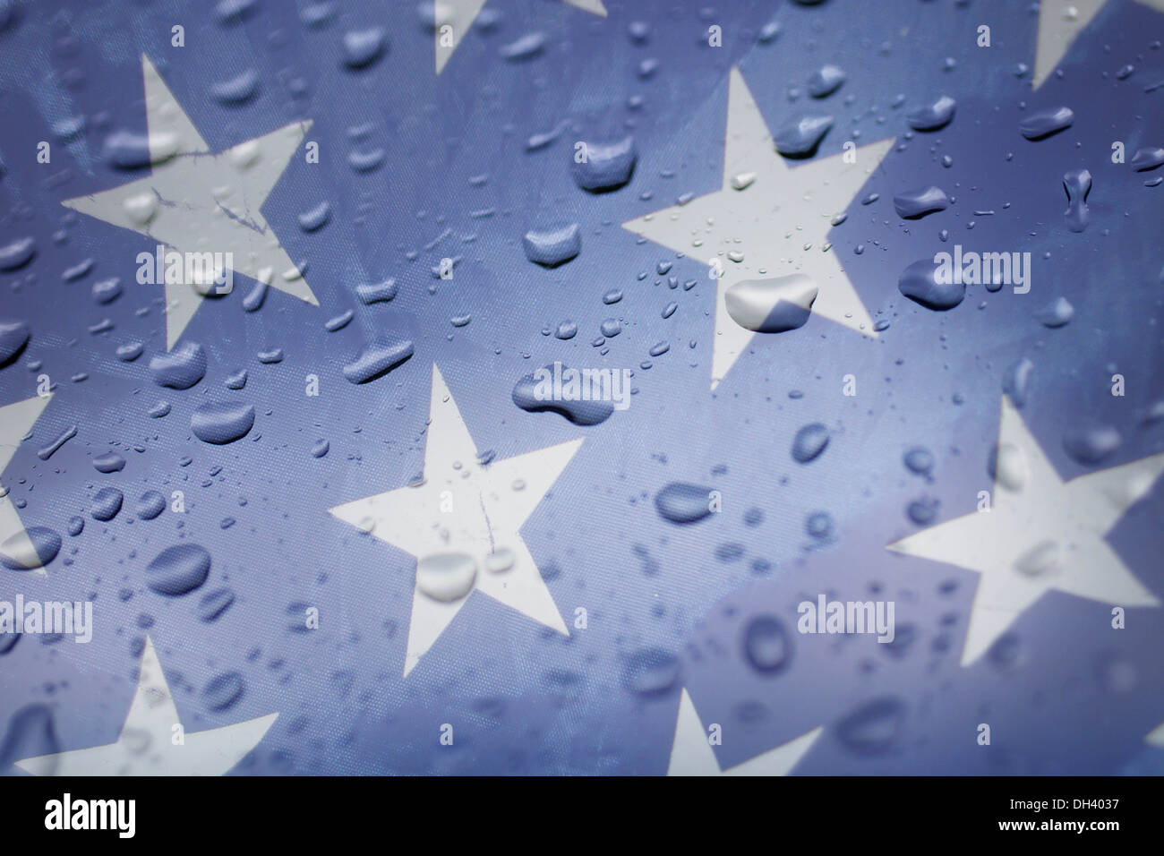 Gouttes de pluie sur le drapeau américain Banque D'Images