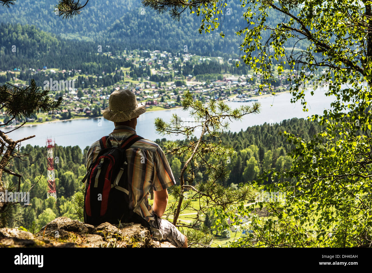 L'homme a reste sur séjour en montagne. Banque D'Images