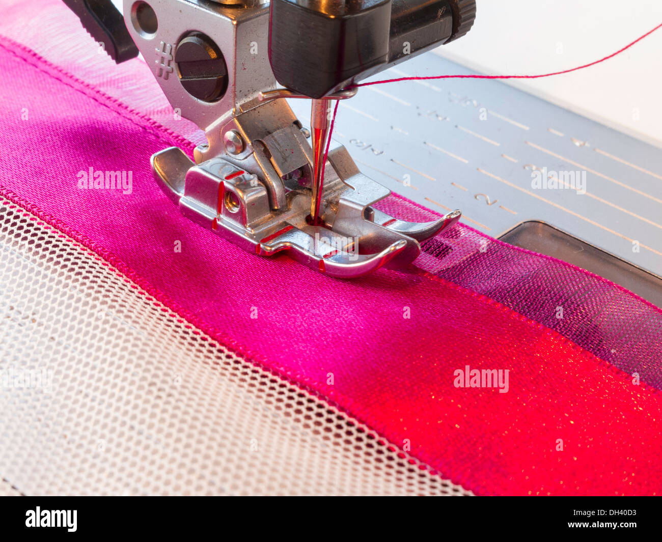 Couture Machine Ruban Rose et de la Dentelle (séquence 2 de 3) Banque D'Images