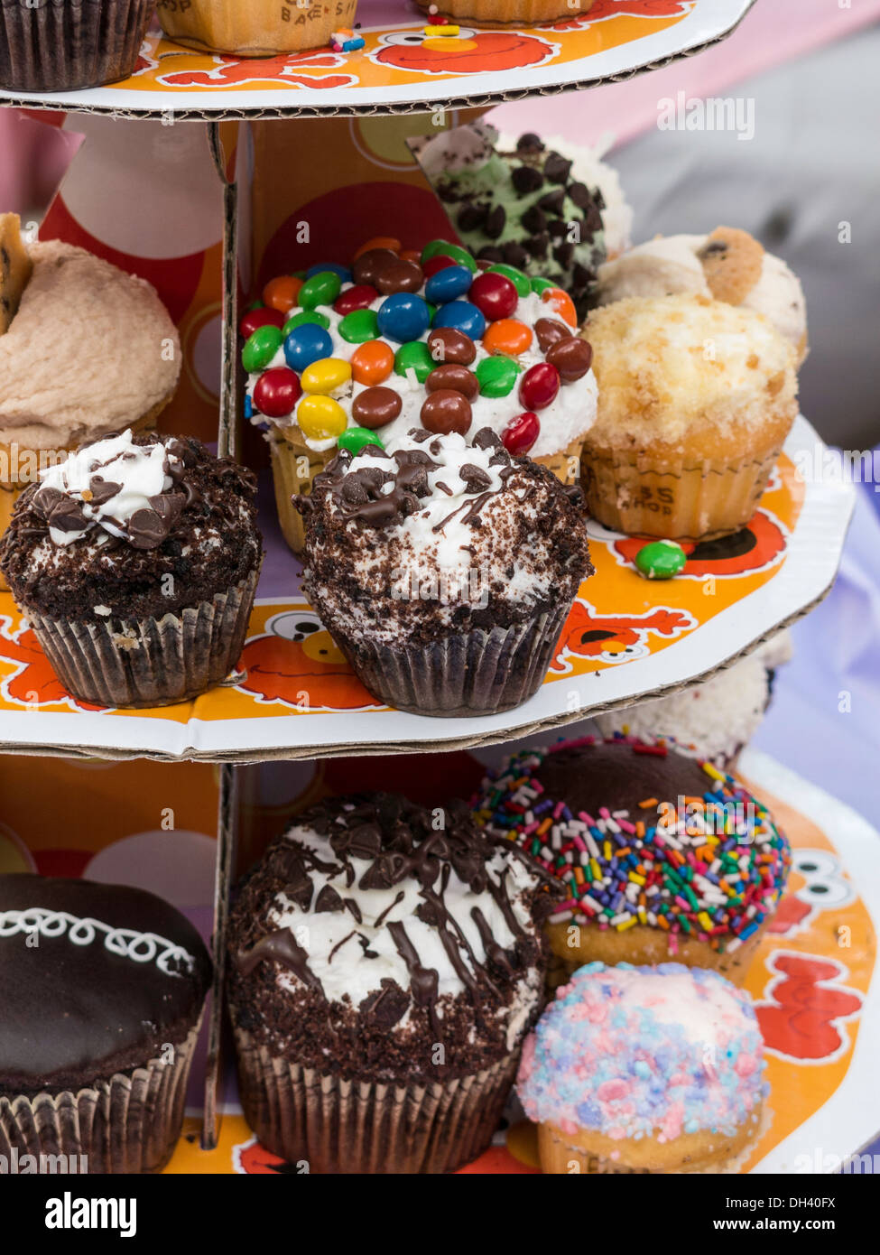 Cupcakes sur un plateau à plusieurs niveaux, USA Banque D'Images