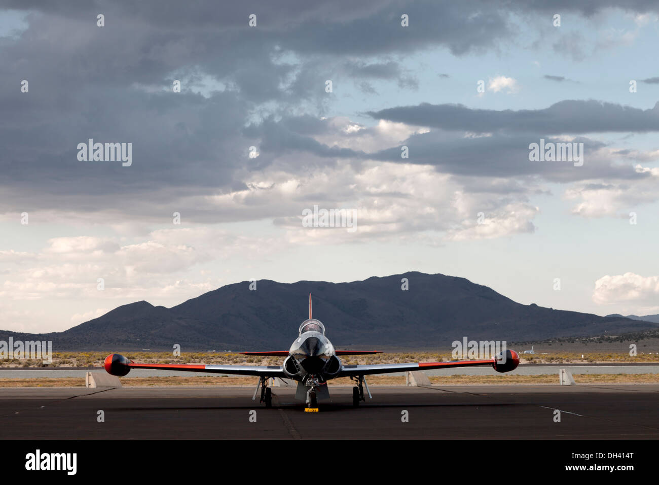Lockheed T-33 Shooting Star assis sous les nuages de tempête à place Champ dans Reno, Nevada. Banque D'Images