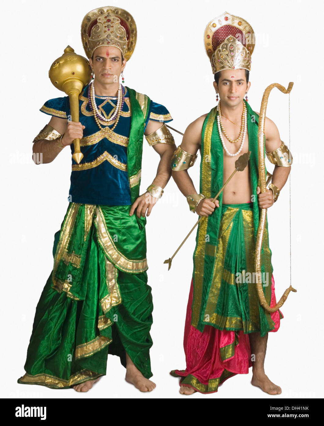Deux jeunes hommes dans un caractère d'Arjuna et Bhima Banque D'Images