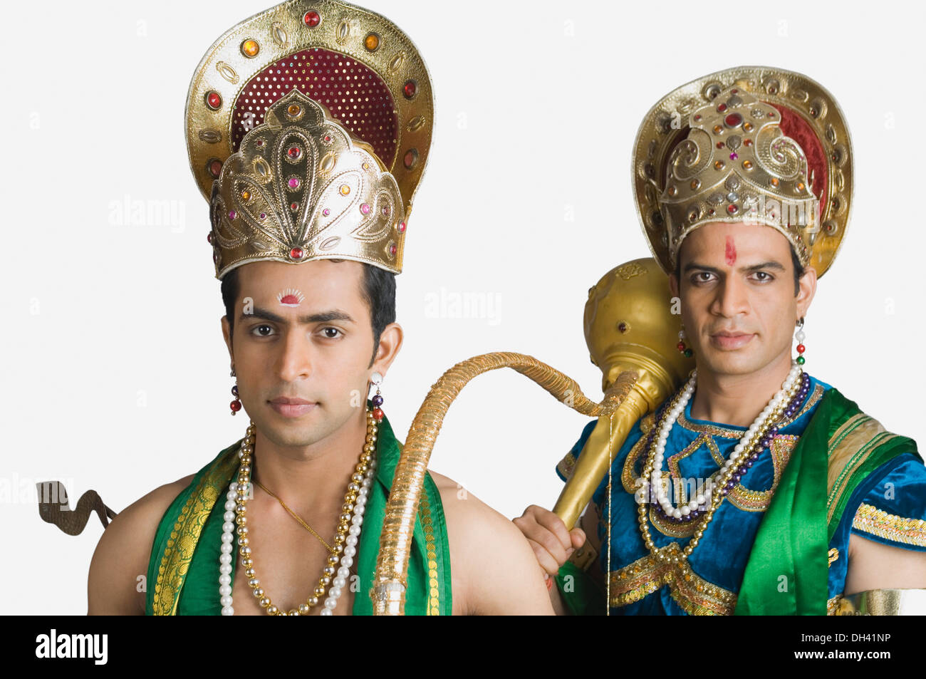 Deux jeunes hommes dans un caractère d'Arjuna et Bhima Banque D'Images