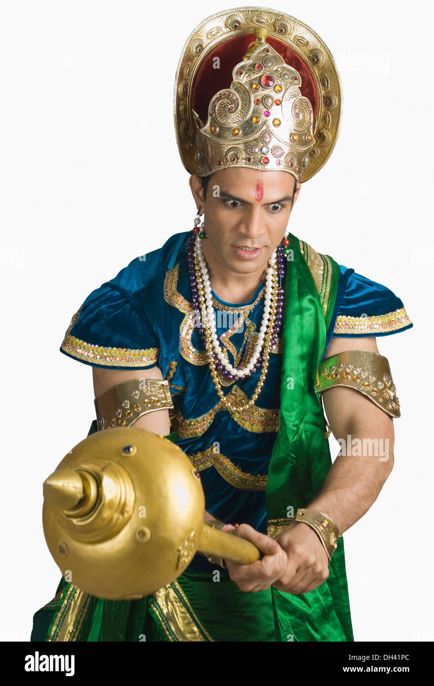 Jeune homme s'habille comme Bhima et tenant une mace Banque D'Images