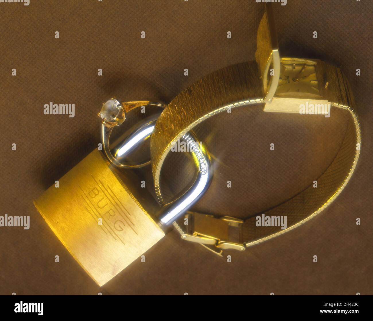 Uhr und Brillantring sind mit einem Vorhängeschloss gesichert Banque D'Images