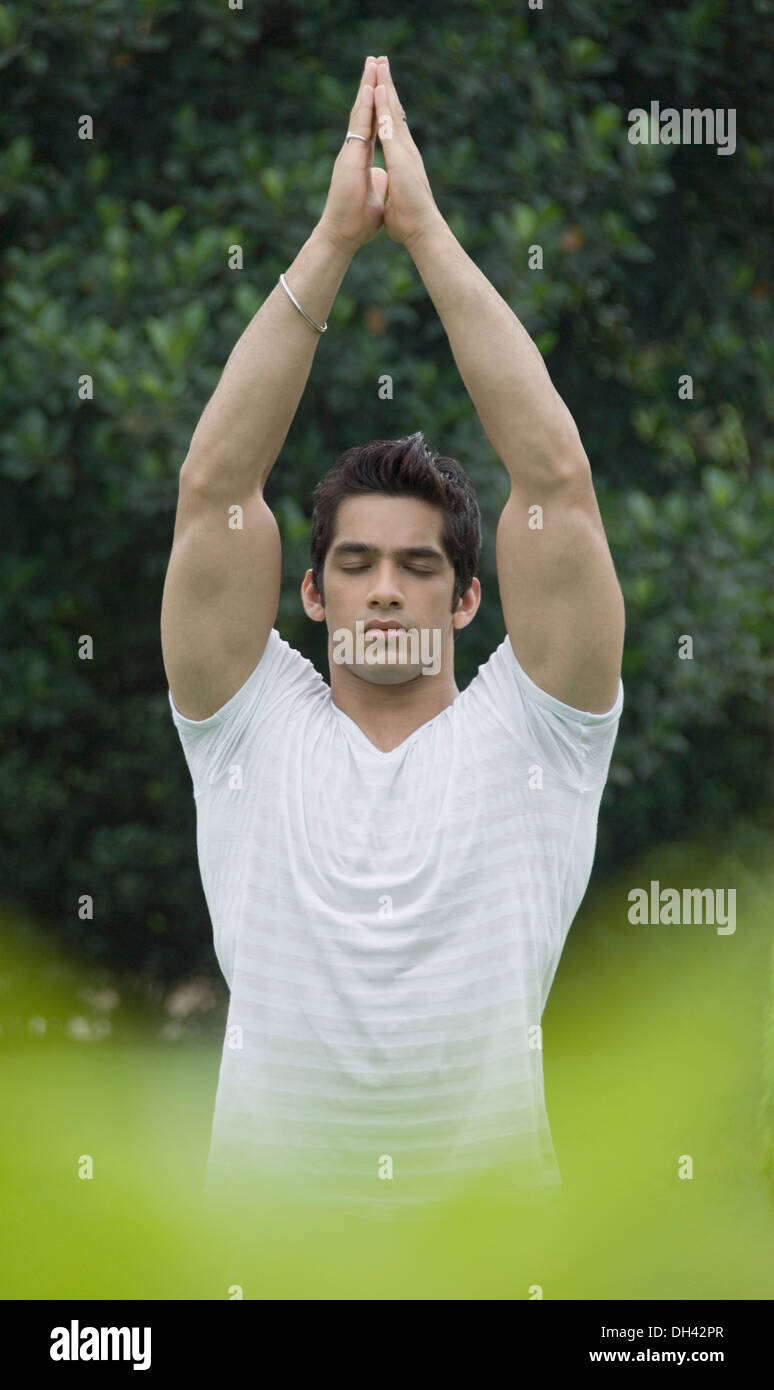 Woman practicing yoga in a park Banque D'Images