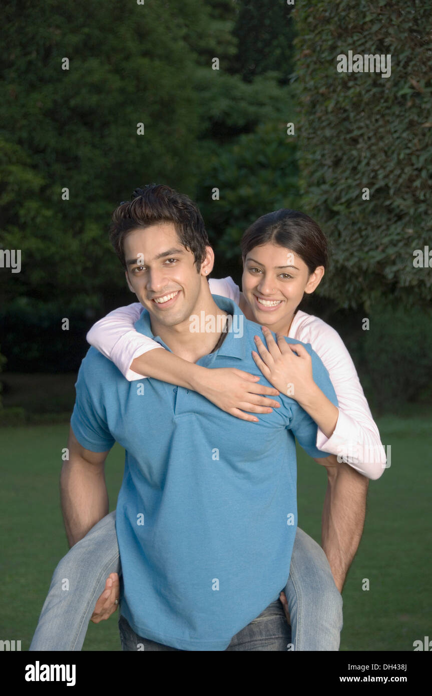 Woman riding piggyback sur un homme Banque D'Images