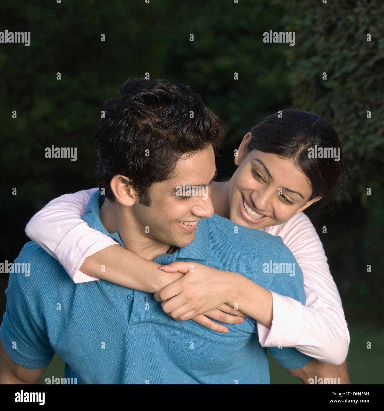 Woman riding piggyback sur un homme Banque D'Images