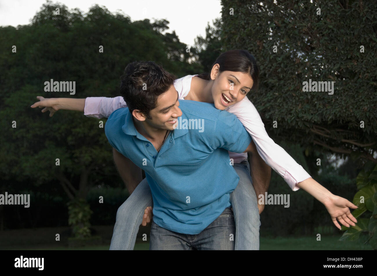 Woman riding piggyback sur un homme Banque D'Images